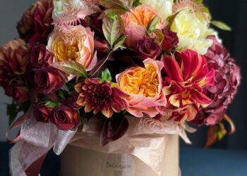 Arreglos creativos con tulipanes para bodas modernas en Barcelona