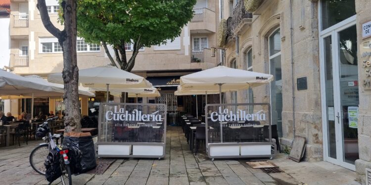 La Cuchillería resurge (más moderna) en su tradicional ‘rincón’ del Casco Vello
