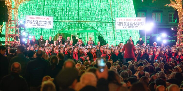 Un total de 700 ‘voces’ reivindican cantando el tren directo a Madrid por Cerdedo