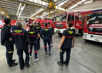 Trasladada una persona por inhalación de humo en un incendio en un garaje en Vigo
