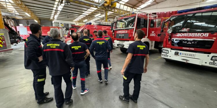 Trasladada una persona por inhalación de humo en un incendio en un garaje en Vigo