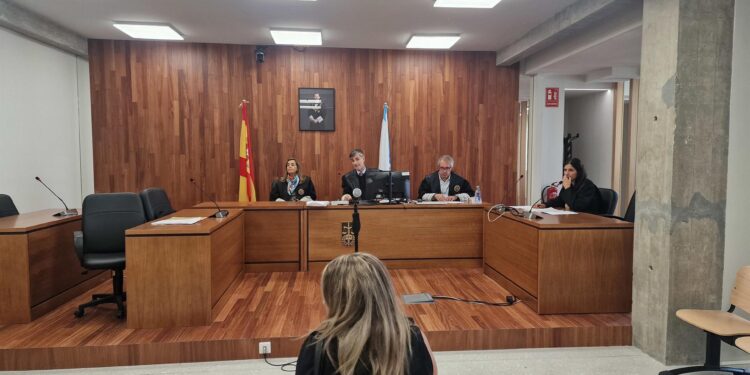 Una extrabajadora de una residencia de Vigo elude ir a prisión tras estafar a una anciana