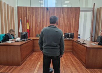 Acepta un año y siete meses de prisión por vaciar un extintor en los juzgados de Vigo