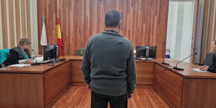 Acepta un año y siete meses de prisión por vaciar un extintor en los juzgados de Vigo