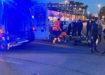 Herido el conductor de un patinete tras impactar contra una furgoneta