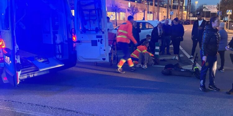 Herido el conductor de un patinete tras impactar contra una furgoneta