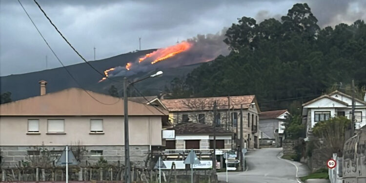 Extinguido un incendio forestal de Arbo tras calcinar 12 hectáreas