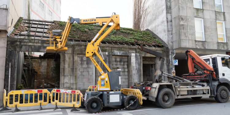 Comeza a demolición dun edificio en ruínas na rúa Colón