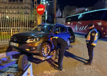 Operativo relámpago de la Policía para evitar el colapso en Vigo: coches y un bus aparcados a la salida del túnel