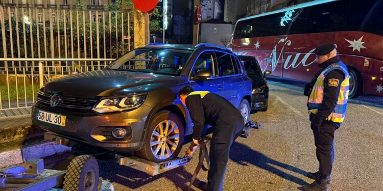 Operativo relámpago de la Policía para evitar el colapso en Vigo: coches y un bus aparcados a la salida del túnel