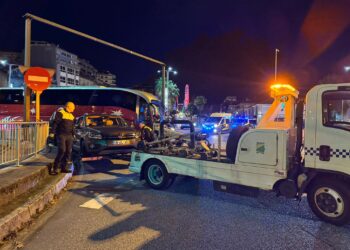 Operativo relámpago de la Policía para evitar el colapso en Vigo: coches y un bus aparcados a la salida del túnel