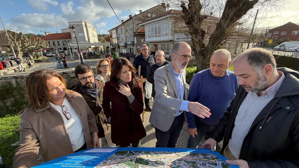 La conselleira de Vivenda de Planificación de Infraestruturas, María M. Allegue, en Baiona junto a Jesús Vázquez Almuiña y Ana Ortiz. / Foto: Xunta