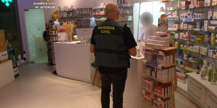 Arrestados un vecino de Nigrán y un preso de permiso por tres atracos a dos farmacias y un estanco