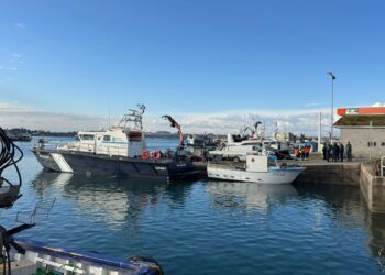 Fallece un marinero tras hundirse un bateeiro en O Grove
