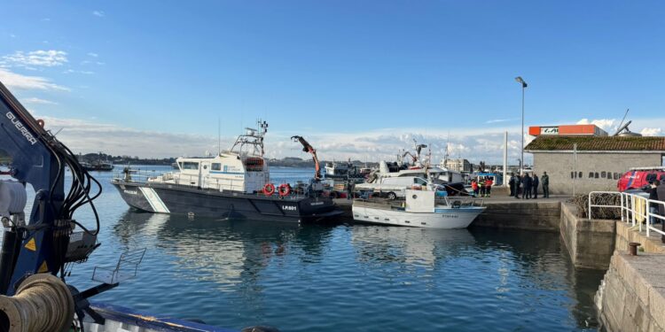Fallece un marinero tras hundirse un bateeiro en O Grove