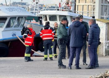 Fallece un marinero tras hundirse un bateeiro en O Grove