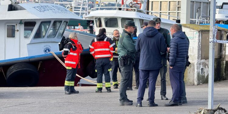 Fallece un marinero tras hundirse un bateeiro en O Grove