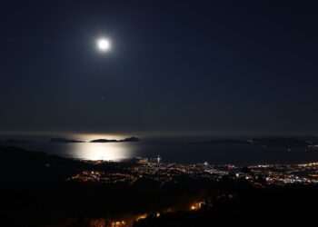 La gran parada lunar sobre Vigo, última de 2024, y su ría alumbran Informativos Telecinco