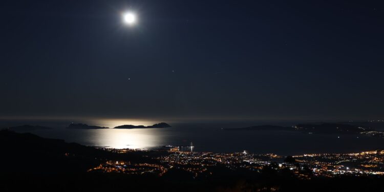 La gran parada lunar sobre Vigo, última de 2024, y su ría alumbran Informativos Telecinco
