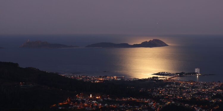 La gran parada lunar sobre Vigo, última de 2024, y su ría alumbran Informativos Telecinco