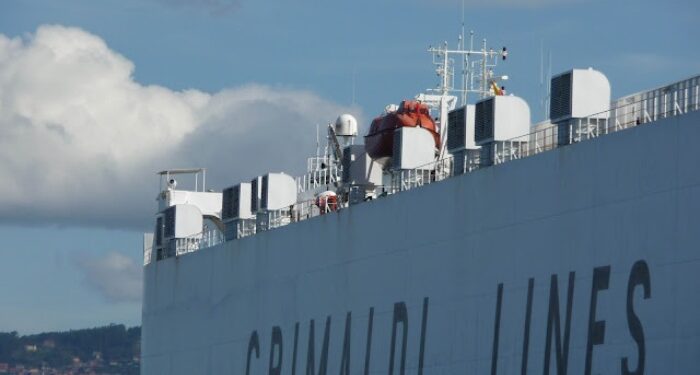 El desconcertante inquilino del Muelle de Trasatlánticos cede (por unos días) su plaza en Vigo