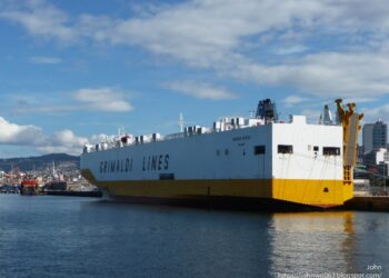 El desconcertante inquilino del Muelle de Trasatlánticos cede (por unos días) su plaza en Vigo