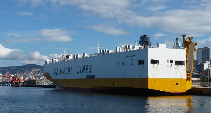 El desconcertante inquilino del Muelle de Trasatlánticos cede (por unos días) su plaza en Vigo