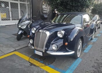 Una exclusiva joya con ruedas deslumbra en las calles de Vigo