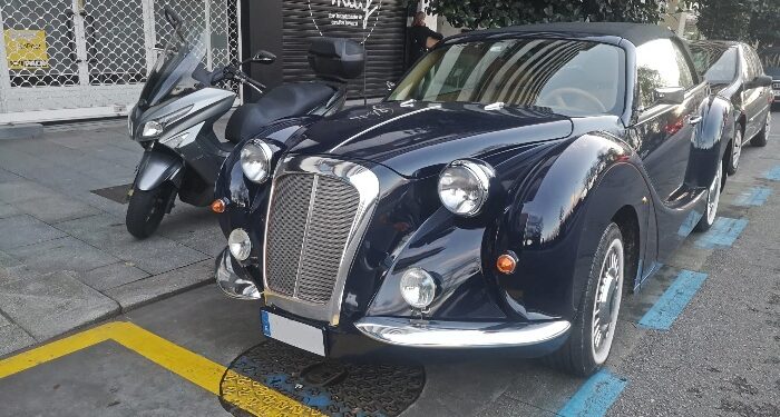 Una exclusiva joya con ruedas deslumbra en las calles de Vigo