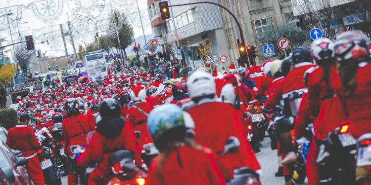 Papanoelada y Celta regalan alegrías: rojo y celeste para celebrar la Navidad de Vigo