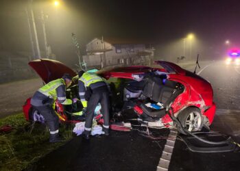 Tres heridos, uno muy grave, en una violenta colisión en Pías