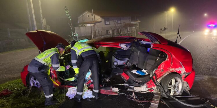 Tres heridos, uno muy grave, en una violenta colisión en Pías