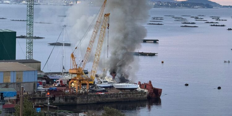 Alarma en la ría de Vigo por un incendio en un astillero