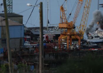 Alarma en la ría de Vigo por un incendio en un astillero