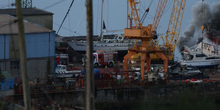 Alarma en la ría de Vigo por un incendio en un astillero