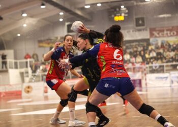 El Guardés derrota al Porriño en la gran fiesta del balonmano gallego