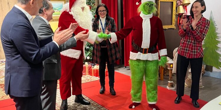 Ya es oficial: así se firmó la paz del Grinch con la Navidad de Vigo