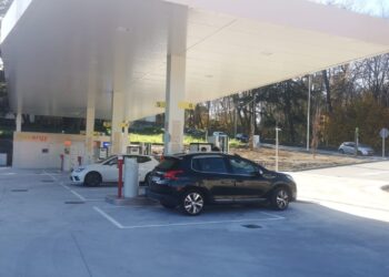Se estrena la nueva (y polémica) gasolinera «low cost» de Vigo