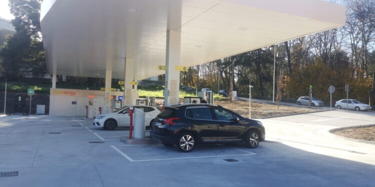 Se estrena la nueva (y polémica) gasolinera «low cost» de Vigo