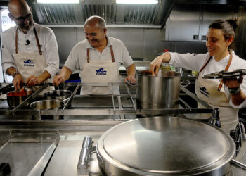 Los chefs del Maruja Limón rinden homenaje a Vigo en el clásico recetario de Pereira