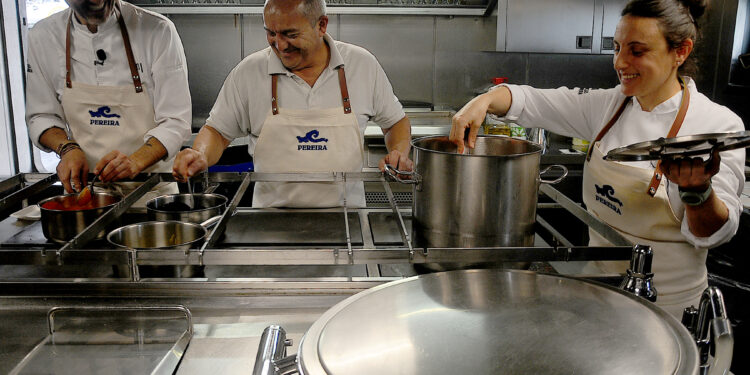 Los chefs del Maruja Limón rinden homenaje a Vigo en el clásico recetario de Pereira