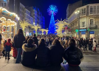 Jornada de caos en el centro de Vigo con retenciones y tráfico muy lento por las luces de Navidad
