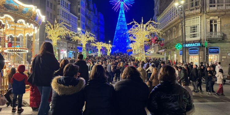 Jornada de caos en el centro de Vigo con retenciones y tráfico muy lento por las luces de Navidad