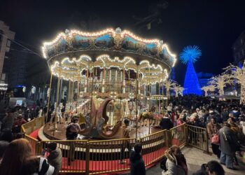 Jornada de caos en el centro de Vigo con retenciones y tráfico muy lento por las luces de Navidad