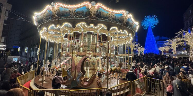 Jornada de caos en el centro de Vigo con retenciones y tráfico muy lento por las luces de Navidad