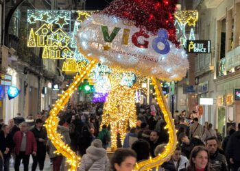 Jornada de caos en el centro de Vigo con retenciones y tráfico muy lento por las luces de Navidad
