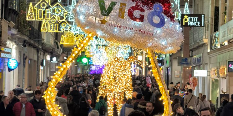 Jornada de caos en el centro de Vigo con retenciones y tráfico muy lento por las luces de Navidad