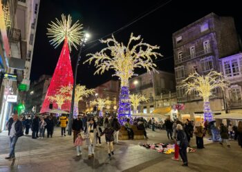 Jornada de caos en el centro de Vigo con retenciones y tráfico muy lento por las luces de Navidad