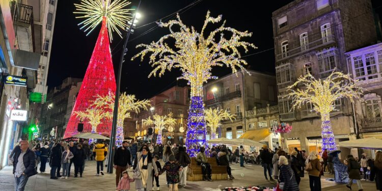 Jornada de caos en el centro de Vigo con retenciones y tráfico muy lento por las luces de Navidad