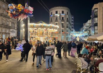 Jornada de caos en el centro de Vigo con retenciones y tráfico muy lento por las luces de Navidad